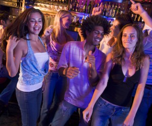 Junge Menschen tanzen in einer Bar