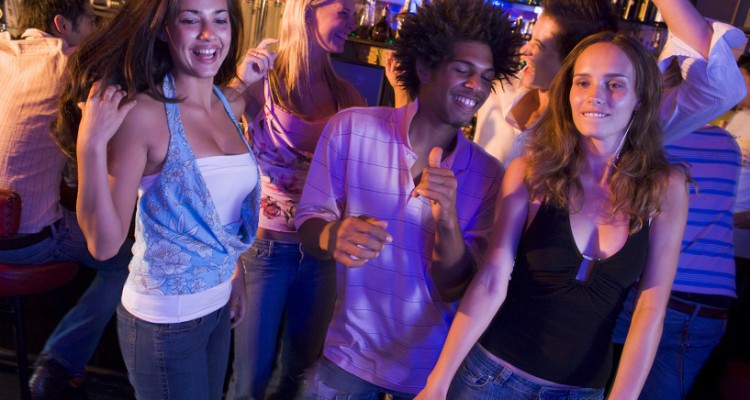 Junge Menschen tanzen in einer Bar